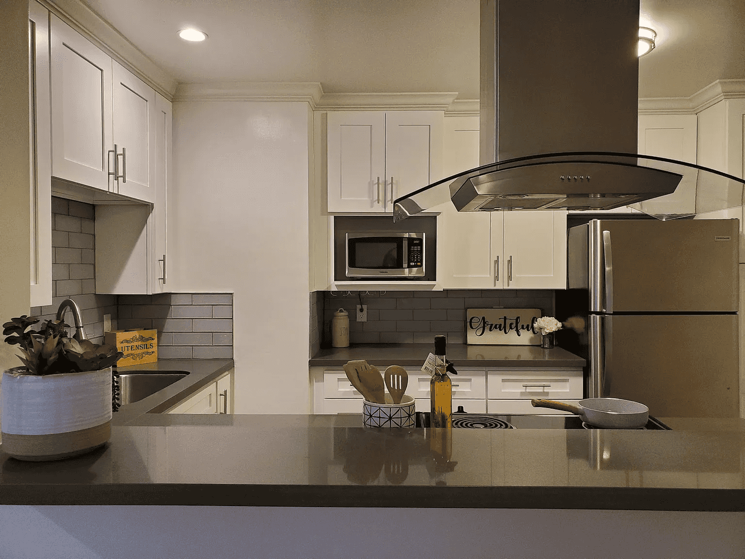 Amberwood Terrace renovated kitchen with quartz breakfast bar