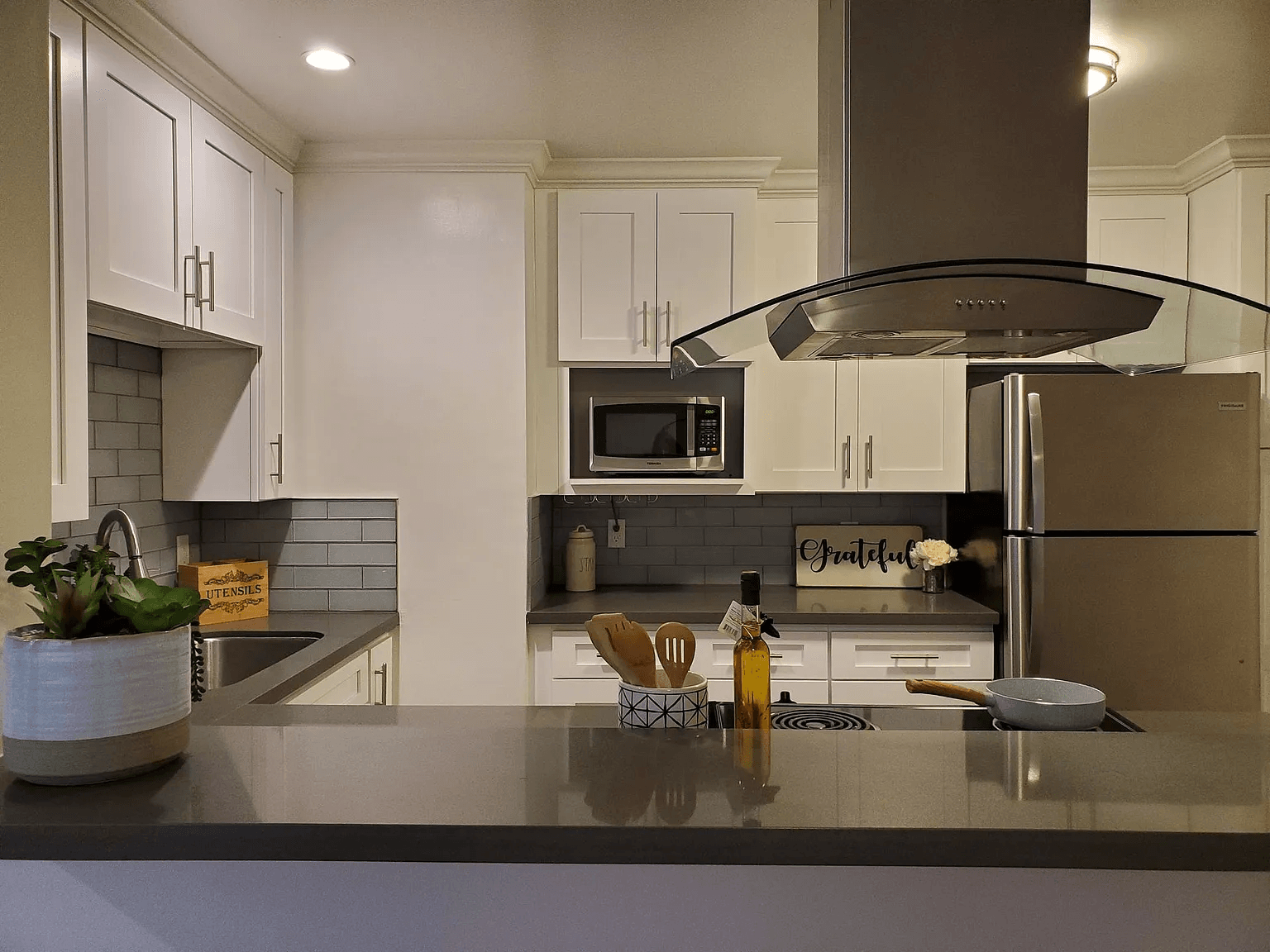 Amberwood Terrace renovated kitchen with quartz breakfast bar